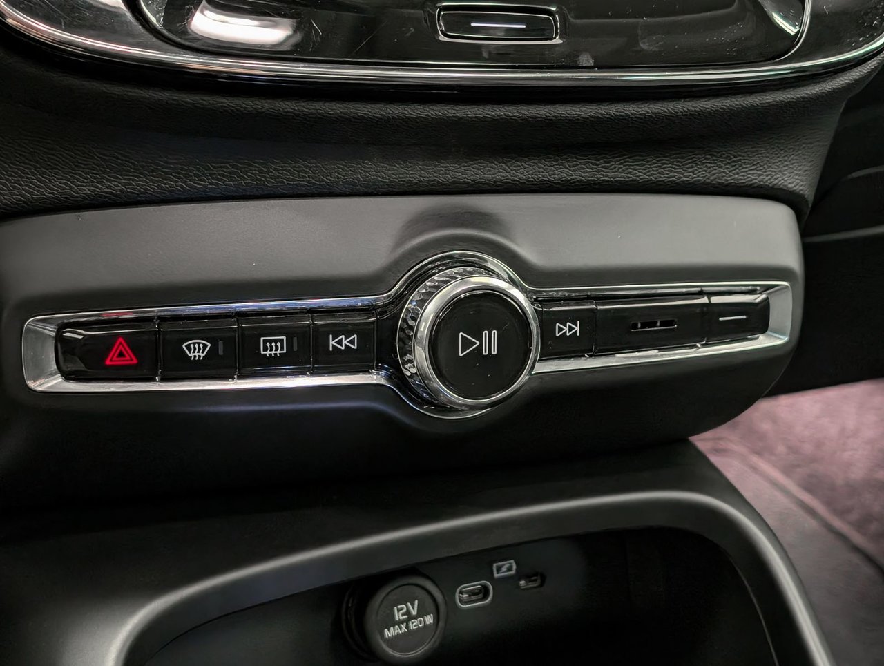 Volvo XC40 B5 AWD Plus Bright Theme 2025-17