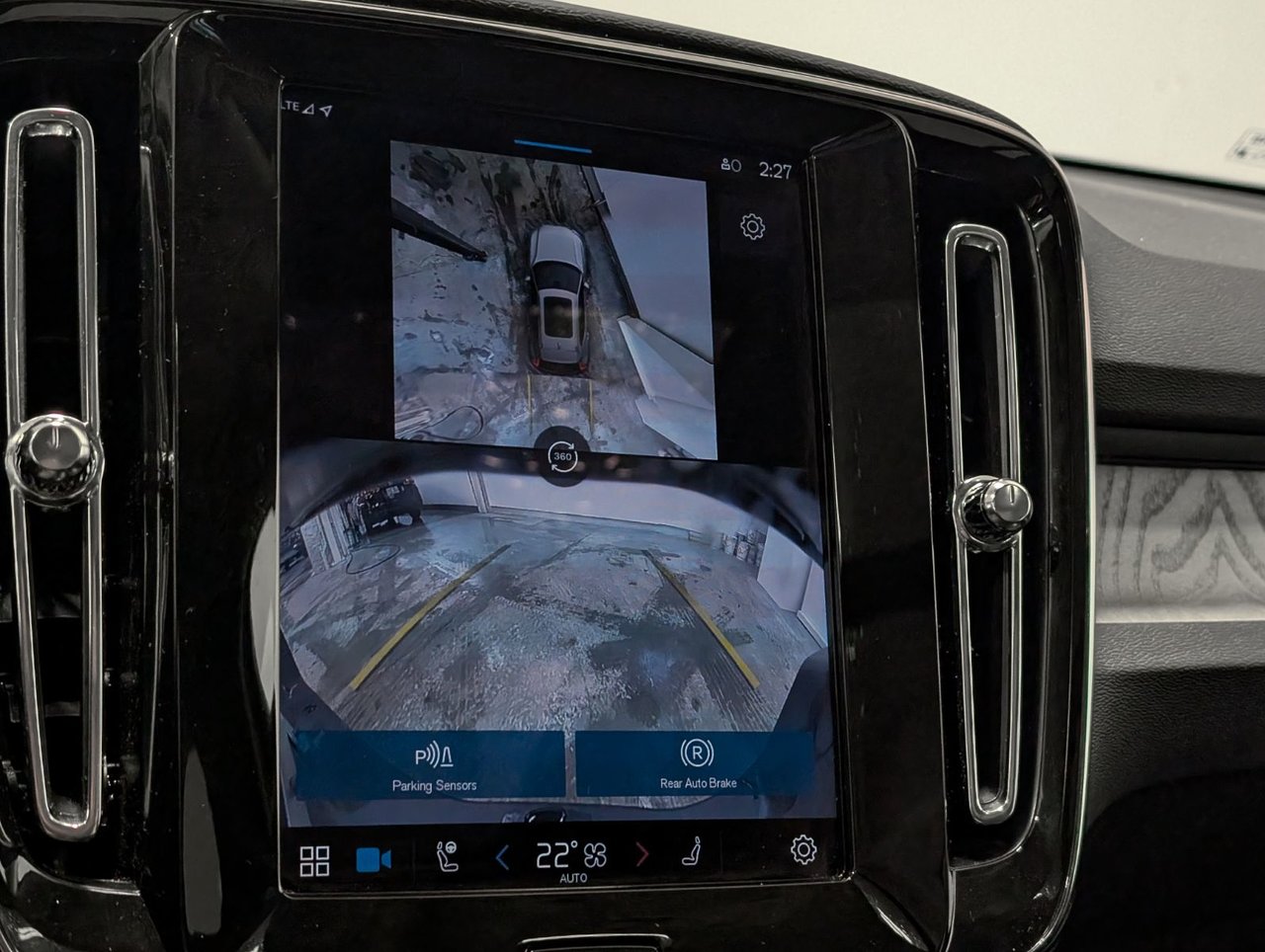 Volvo XC40 B5 AWD Plus Bright Theme 2025-23