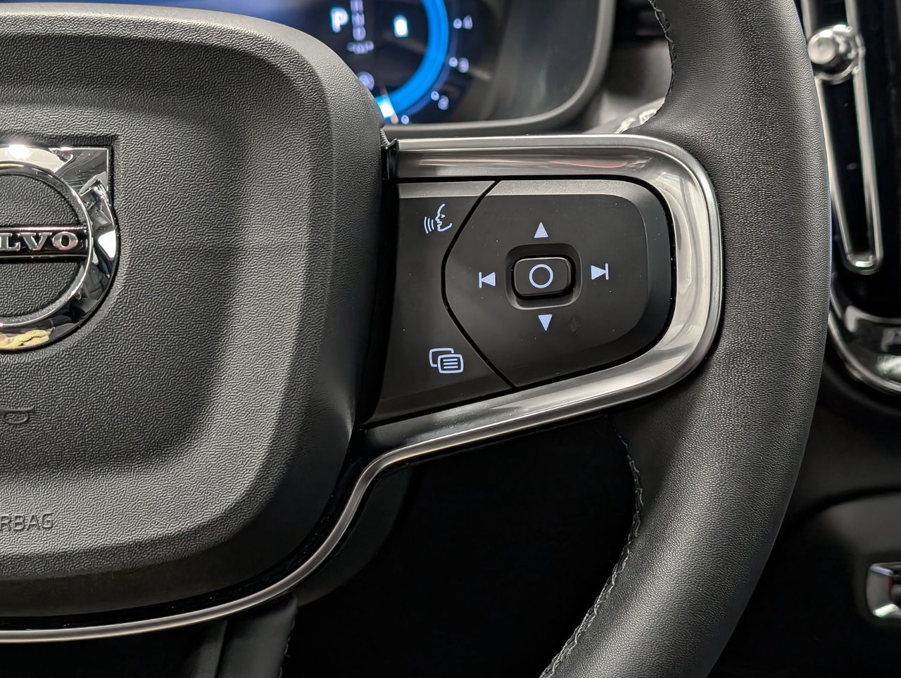 Volvo XC40 B5 AWD Plus Dark Theme 2025-14