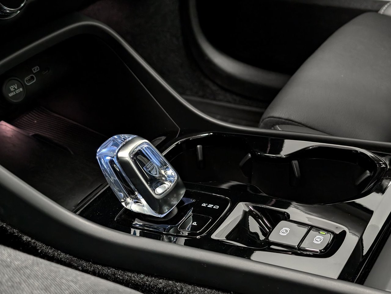 Volvo XC40 B5 AWD Plus Dark Theme 2025-13