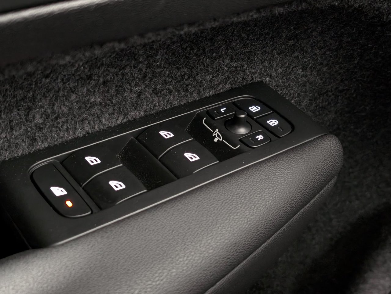 Volvo XC40 B5 AWD Plus Dark Theme 2025-19