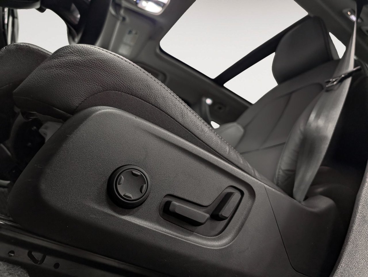 Volvo XC40 B5 AWD Plus Dark Theme 2025-7