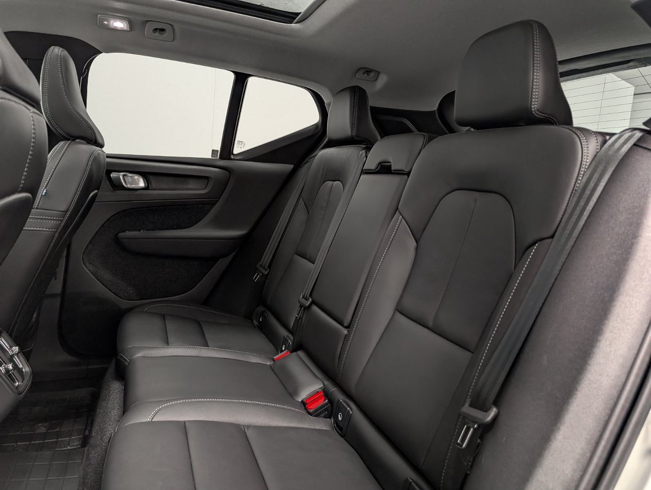 Volvo XC40 B5 AWD Plus Dark Theme 2025-8