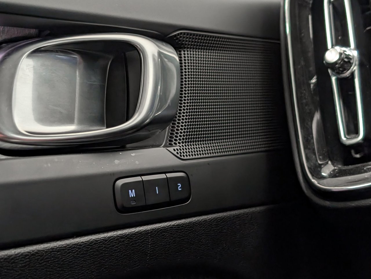 Volvo XC40 B5 AWD Plus Dark Theme 2025-18