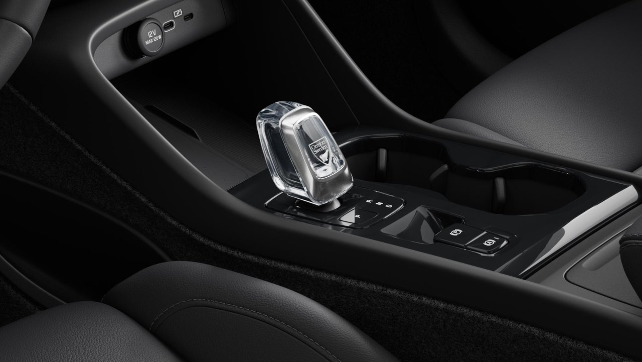 2025 Volvo XC40 B5 AWD Plus Dark Theme-8