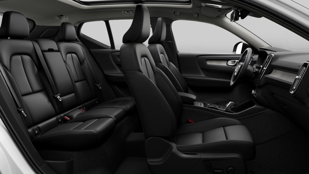 2025 Volvo XC40 B5 AWD Plus Dark Theme-10