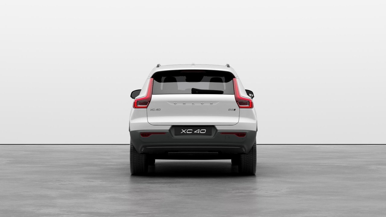 2025 Volvo XC40 B5 AWD Plus Dark Theme-3