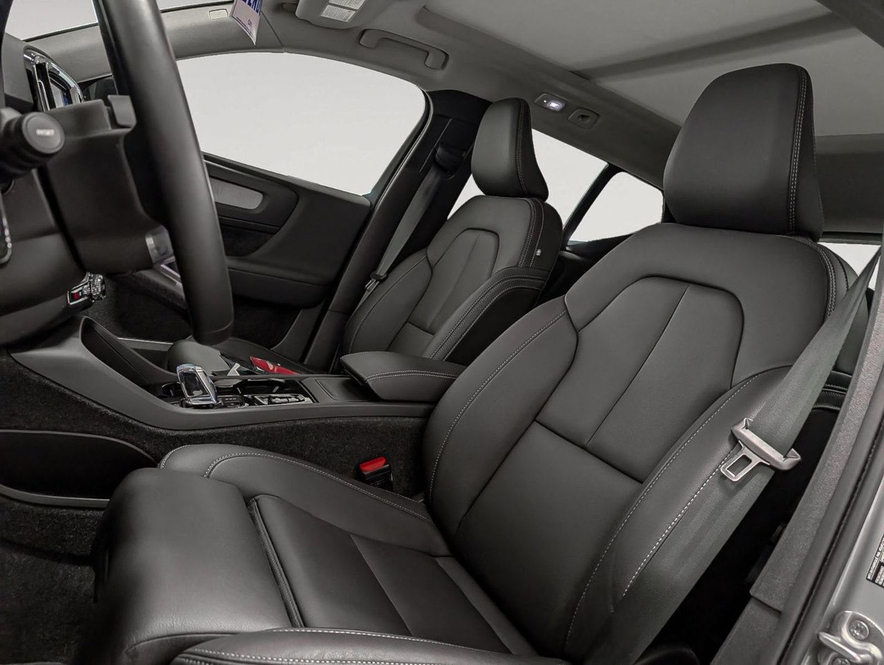 Volvo XC40 B5 AWD Plus Dark Theme 2025-8
