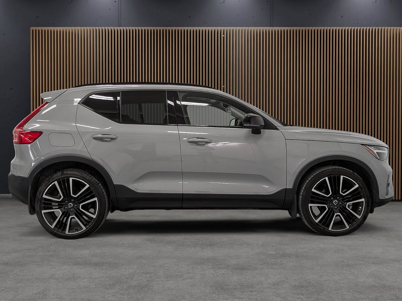 Volvo XC40 B5 AWD Plus Dark Theme 2025-6