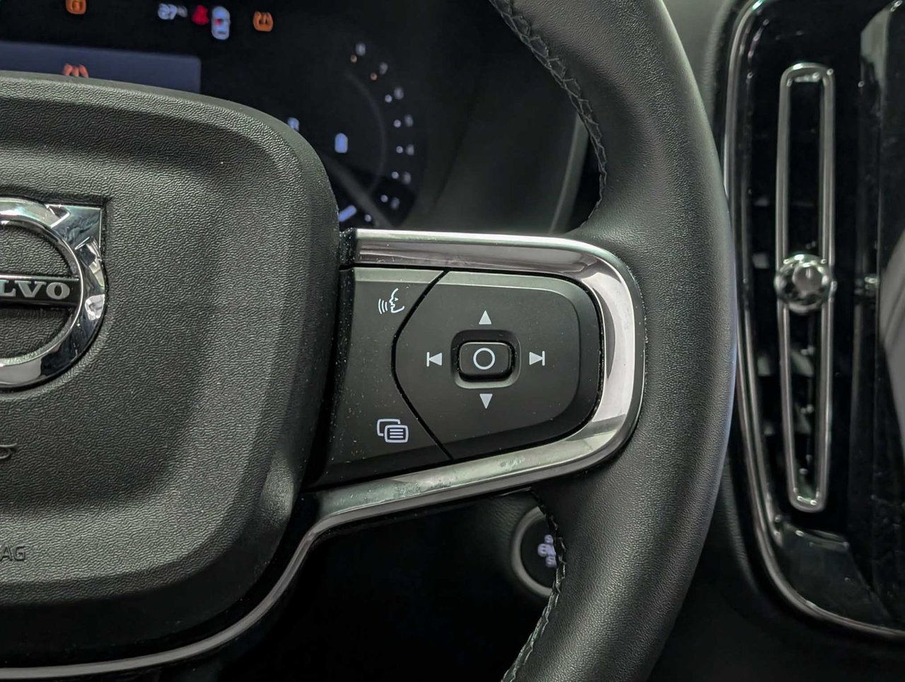 Volvo XC40 B5 AWD Plus Dark Theme 2025-20