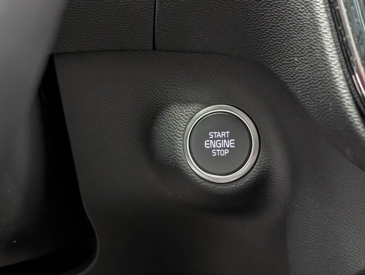 Volvo XC40 B5 AWD Plus Dark Theme 2025-18