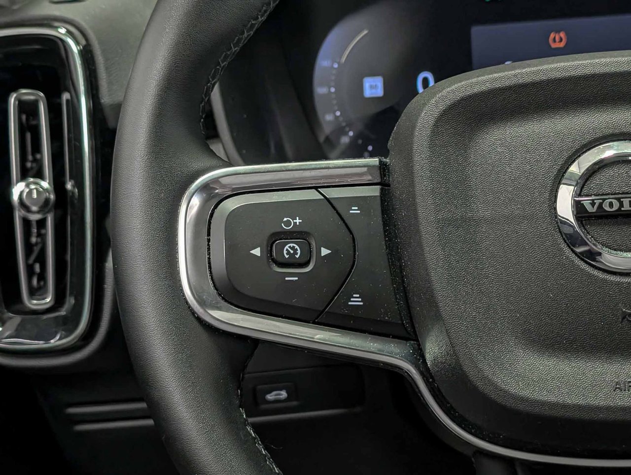 Volvo XC40 B5 AWD Plus Dark Theme 2025-21