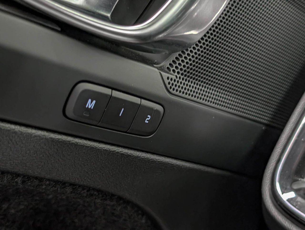 Volvo XC40 B5 AWD Plus Dark Theme 2025-23