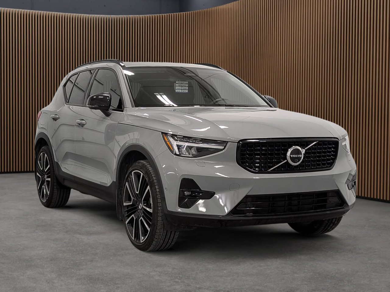 Volvo XC40 B5 AWD Plus Dark Theme 2025-2