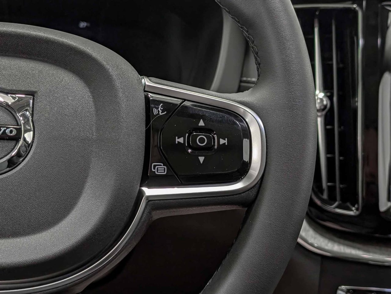 2025 Volvo XC60 Plug-In Hybrid T8 AWD Ultra Dark Theme-19