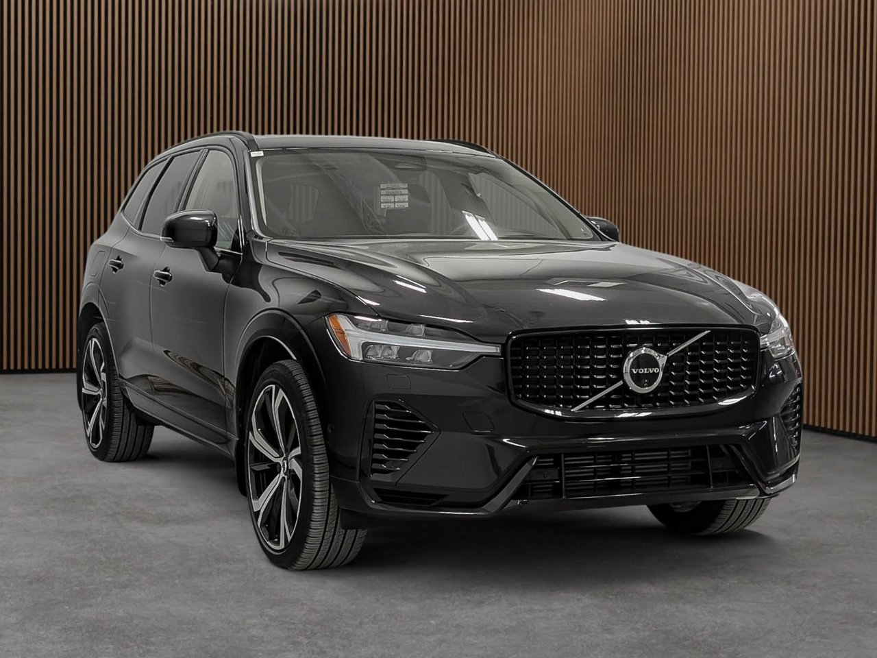 2025 Volvo XC60 Plug-In Hybrid T8 AWD Ultra Dark Theme-3