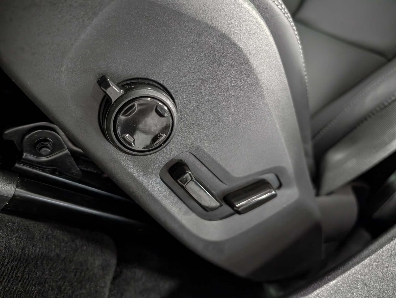 2025 Volvo XC60 Plug-In Hybrid T8 AWD Ultra Dark Theme-10