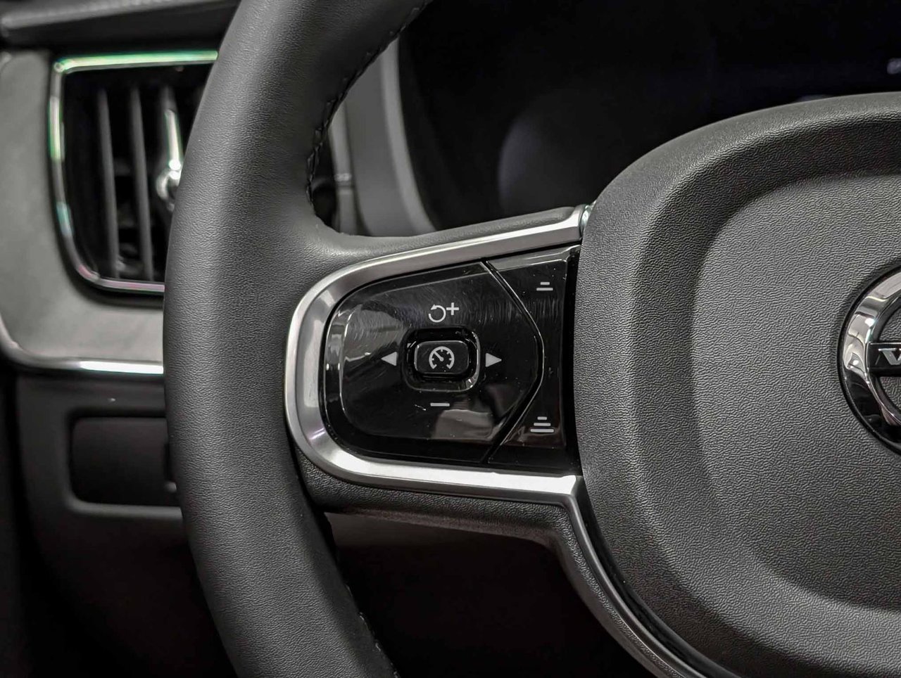 2025 Volvo XC60 Plug-In Hybrid T8 AWD Ultra Dark Theme-20