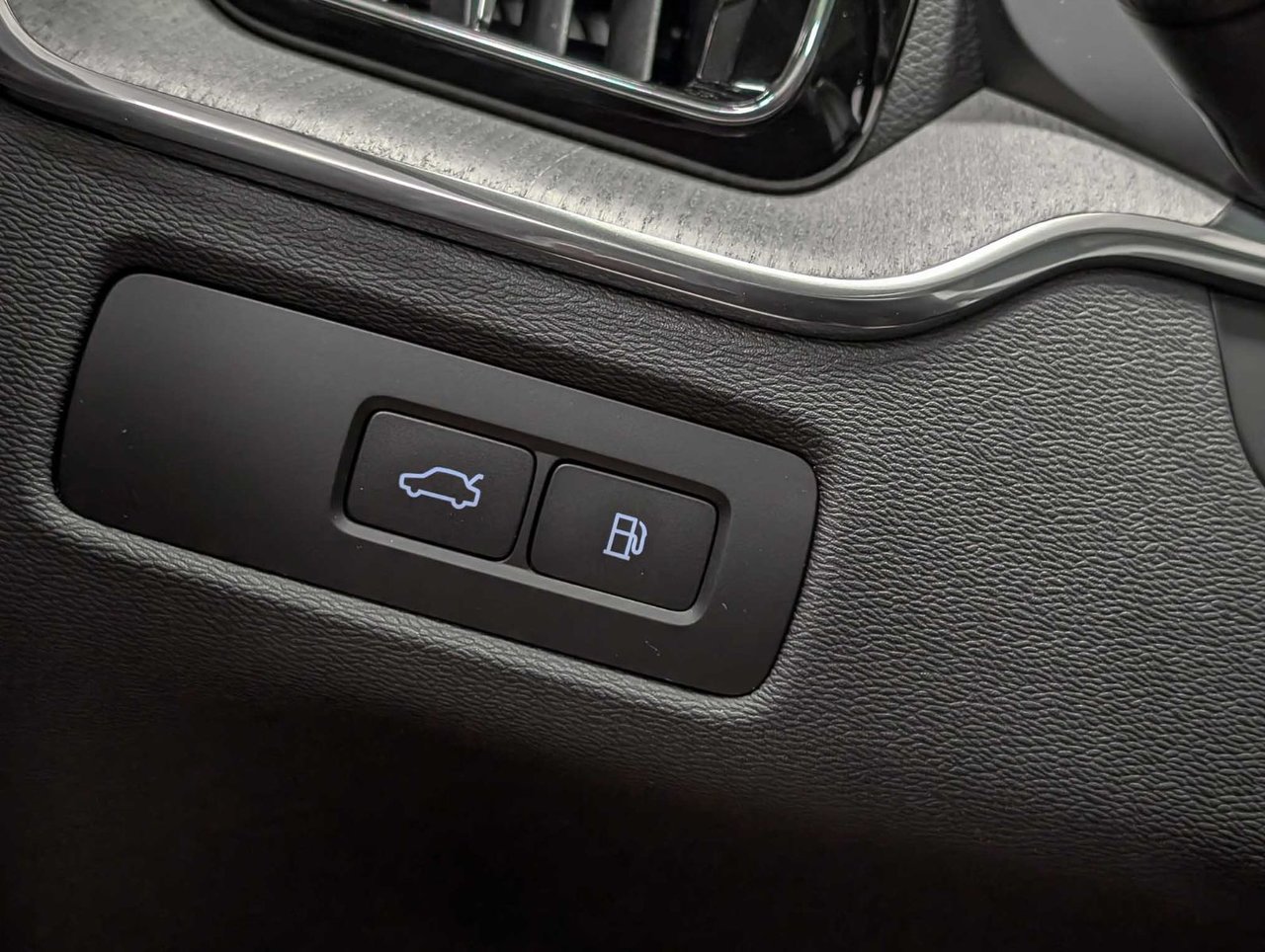 2025 Volvo XC60 Plug-In Hybrid T8 AWD Ultra Dark Theme-23