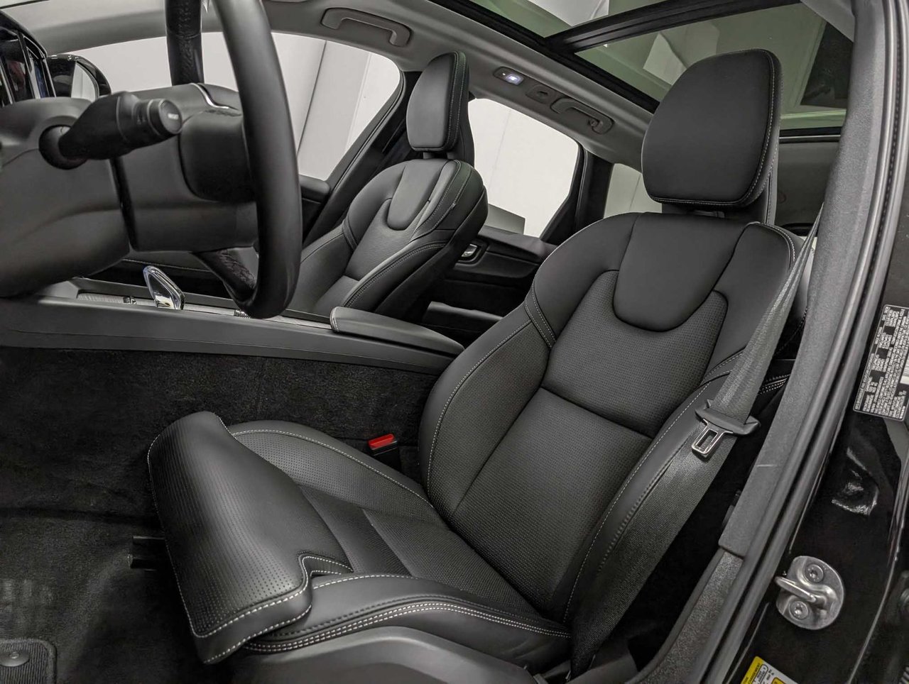 2025 Volvo XC60 Plug-In Hybrid T8 AWD Ultra Dark Theme-8