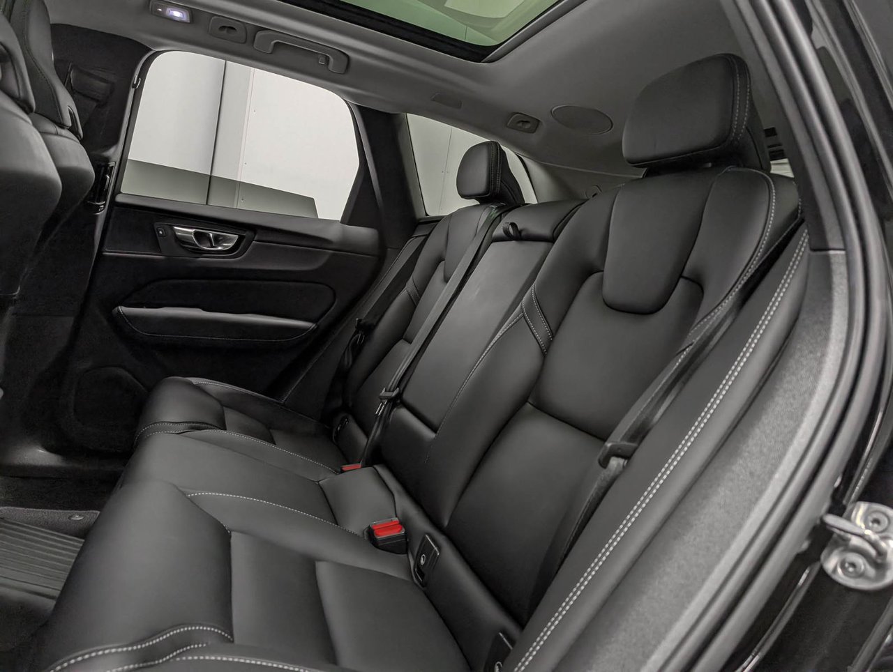 2025 Volvo XC60 Plug-In Hybrid T8 AWD Ultra Dark Theme-11