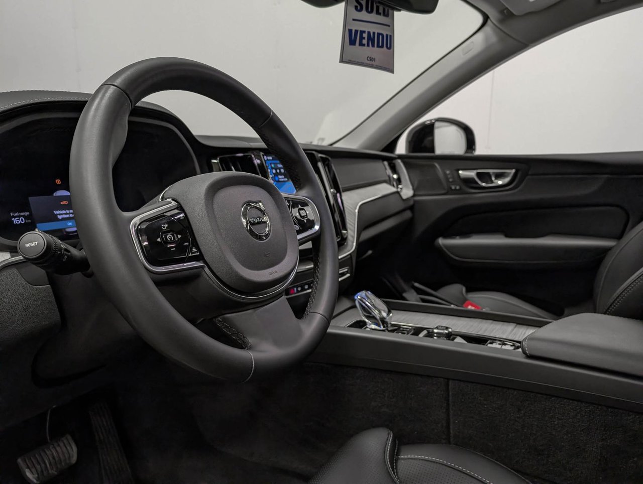 2025 Volvo XC60 Plug-In Hybrid T8 AWD Ultra Dark Theme-7