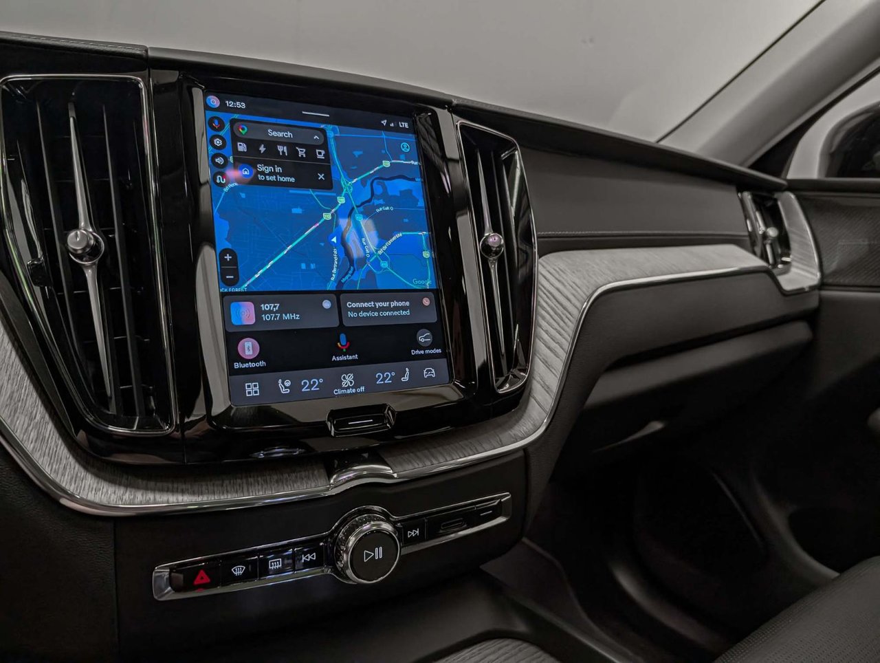 2025 Volvo XC60 Plug-In Hybrid T8 AWD Ultra Dark Theme-14