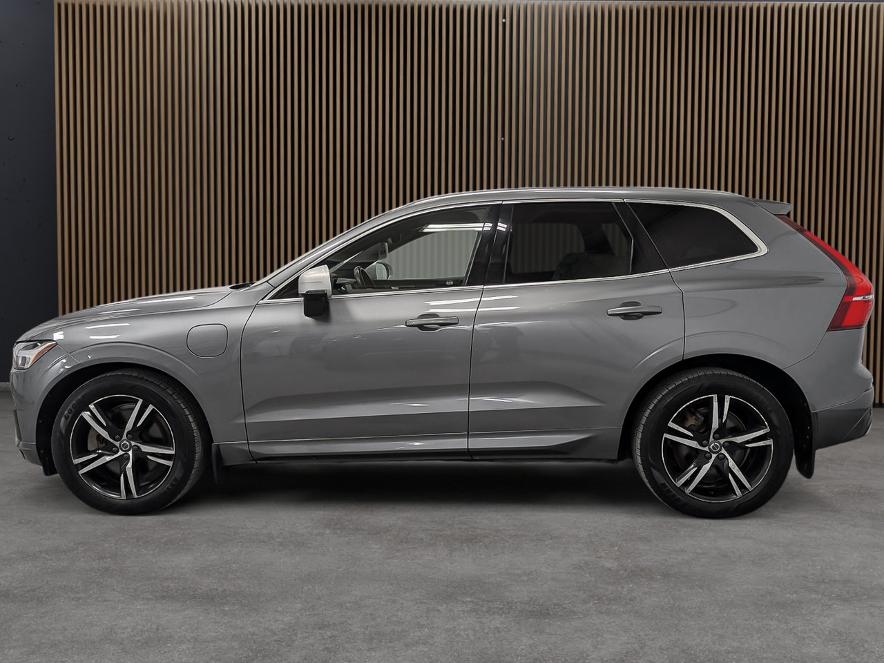 2019 Volvo XC60 T8 eAWD R-Design-1