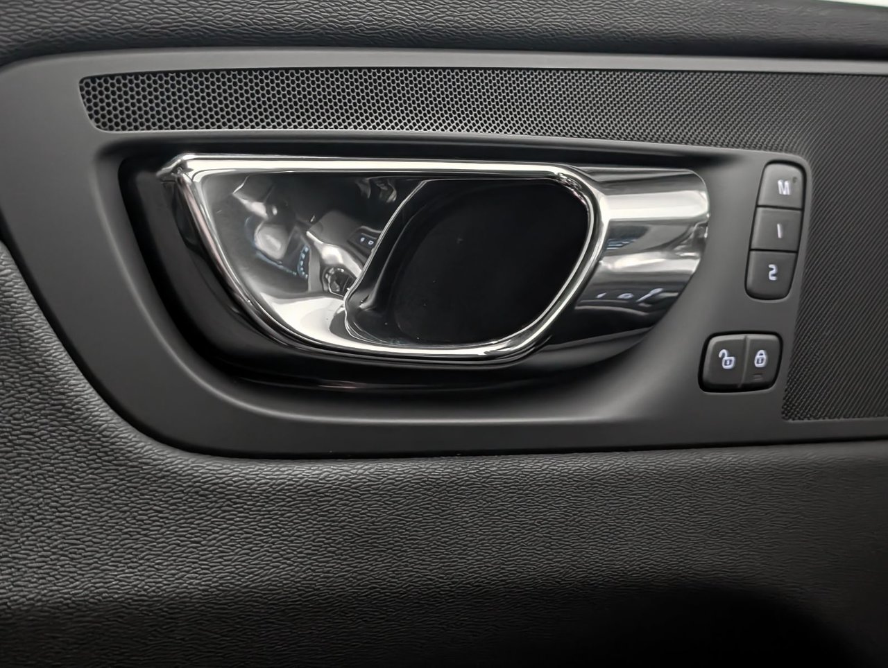 2019 Volvo XC60 T8 eAWD R-Design-19