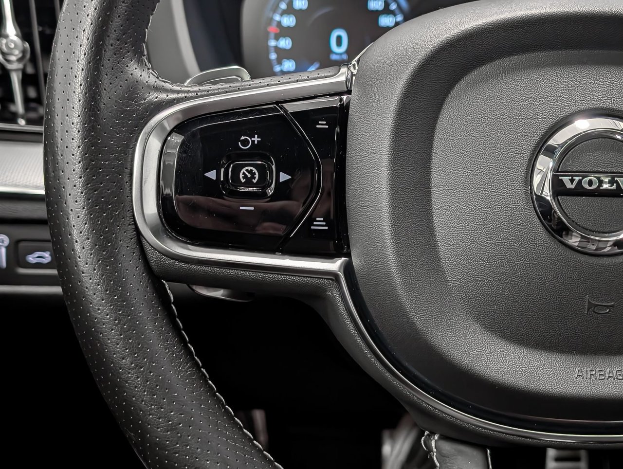 2019 Volvo XC60 T8 eAWD R-Design-15