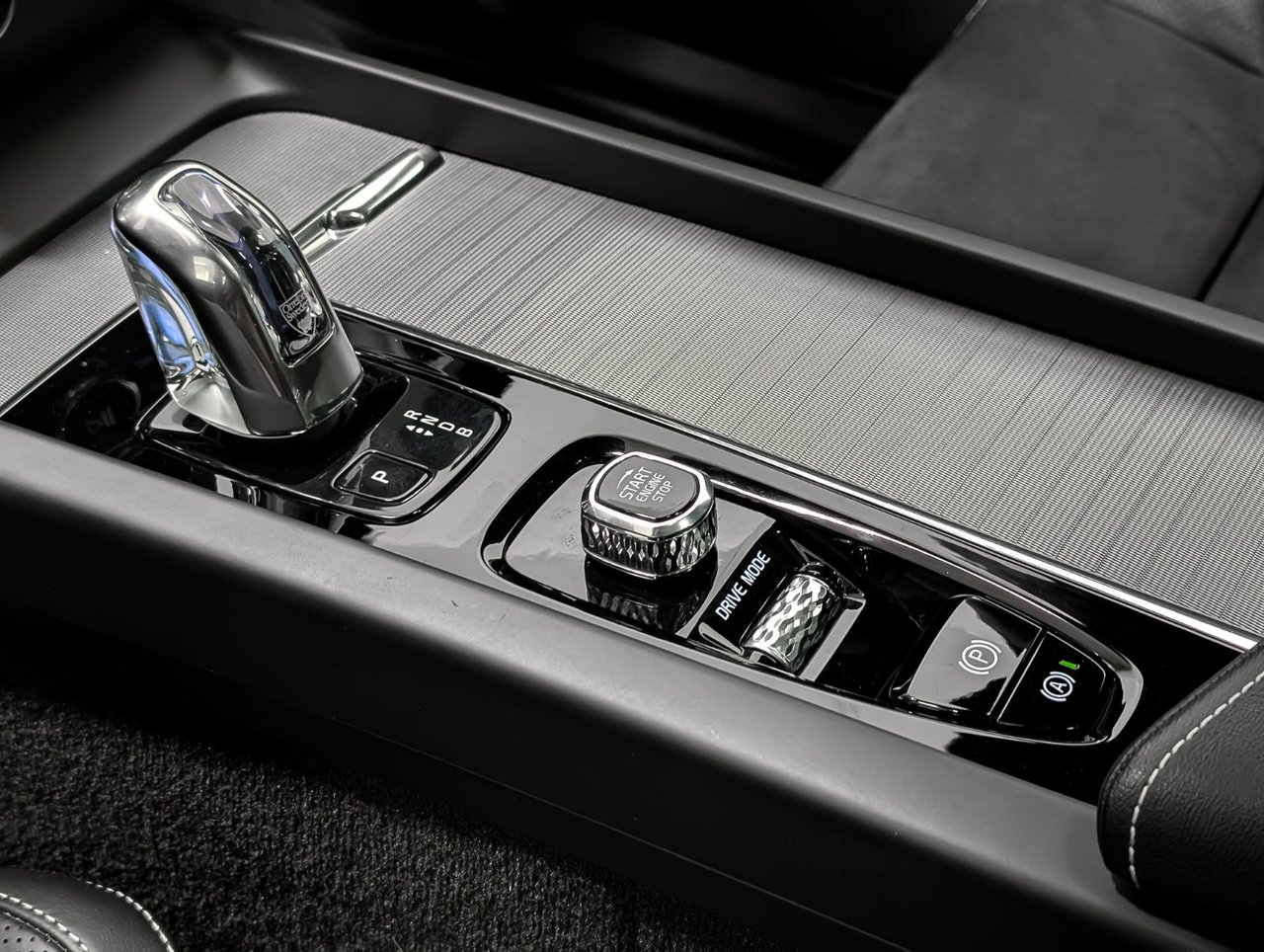 2019 Volvo XC60 T8 eAWD R-Design-13