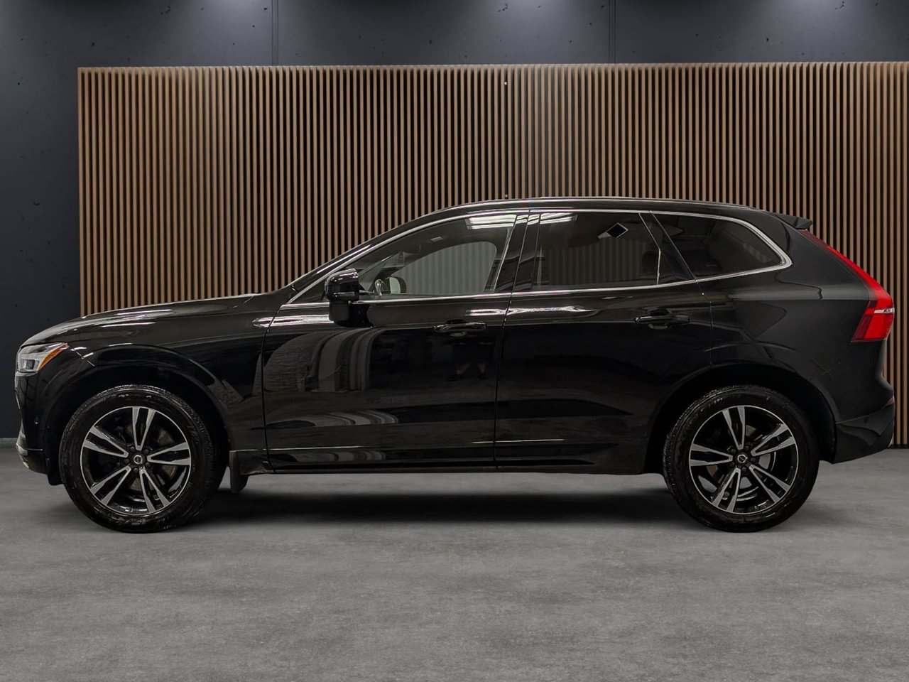 2019 Volvo XC60 T6 AWD Momentum-1