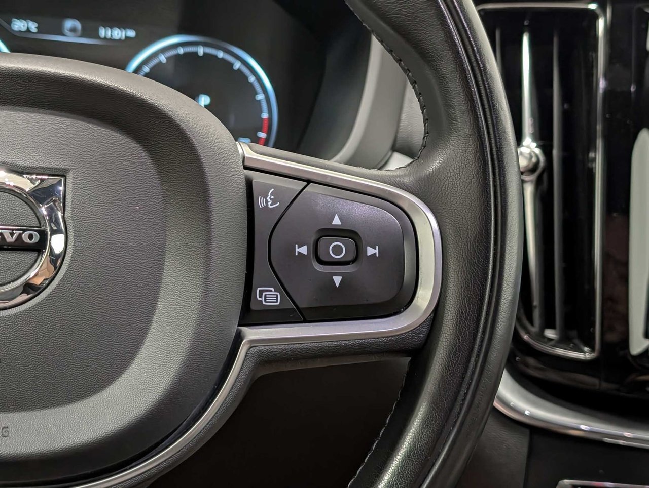 2019 Volvo XC60 T6 AWD Momentum-19