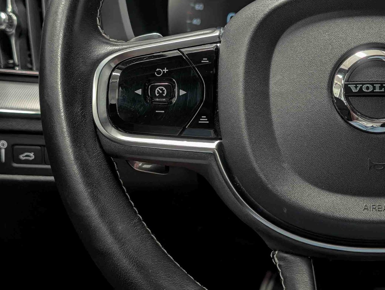 2020 Volvo XC60 T8 eAWD R-Design-18