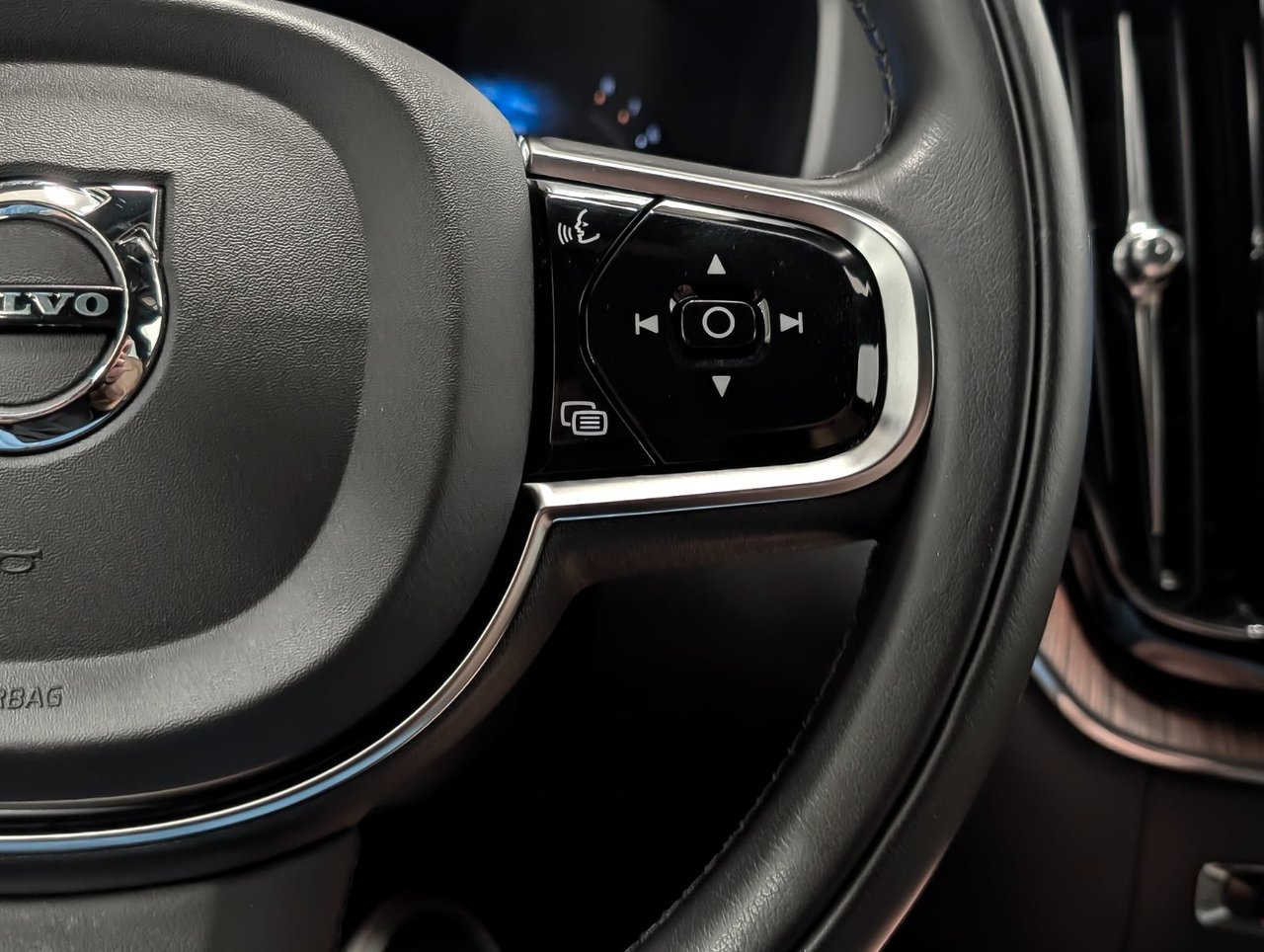 2022 Volvo XC60 B5 AWD Momentum-17