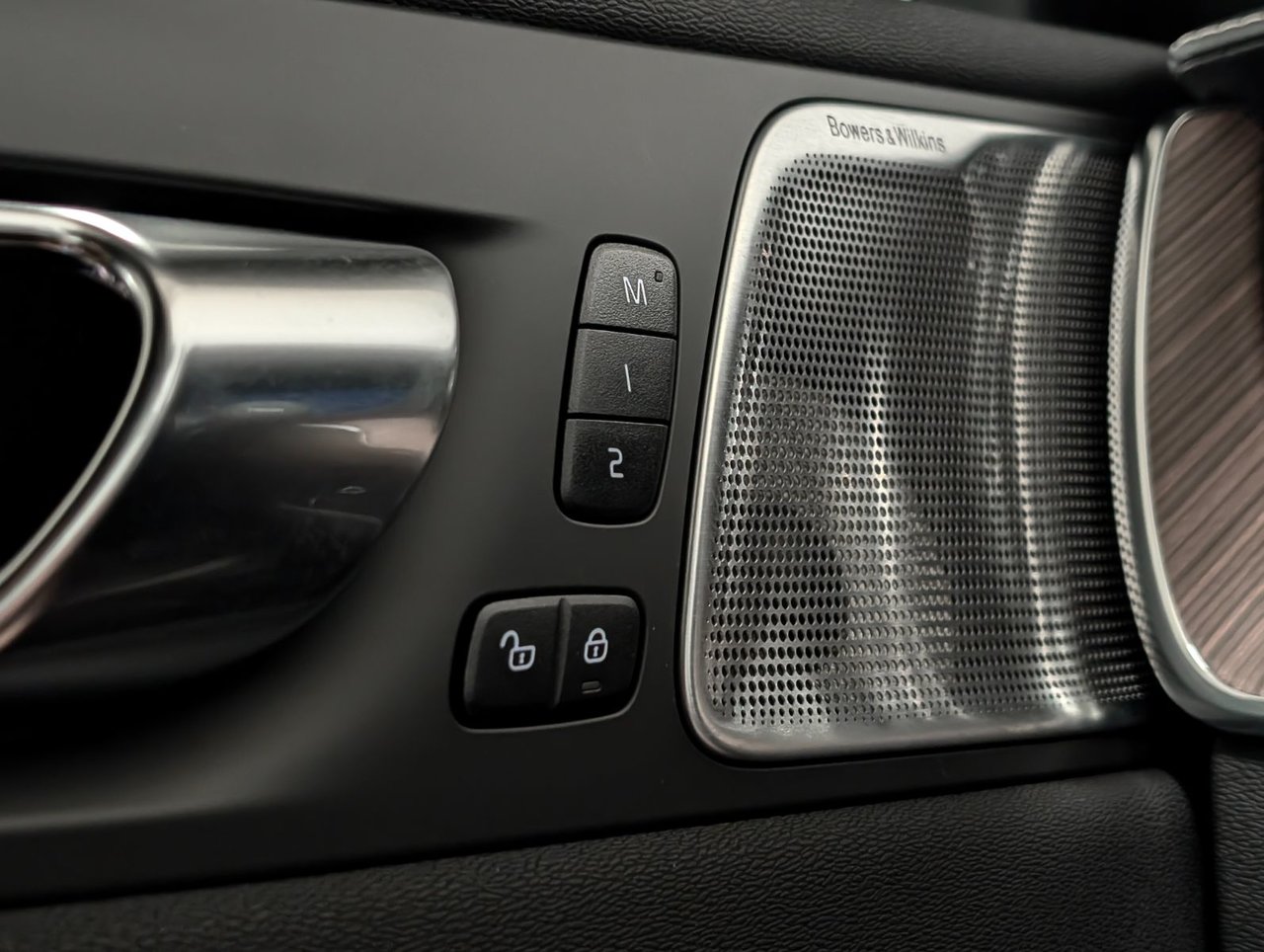2022 Volvo XC60 B5 AWD Momentum-21
