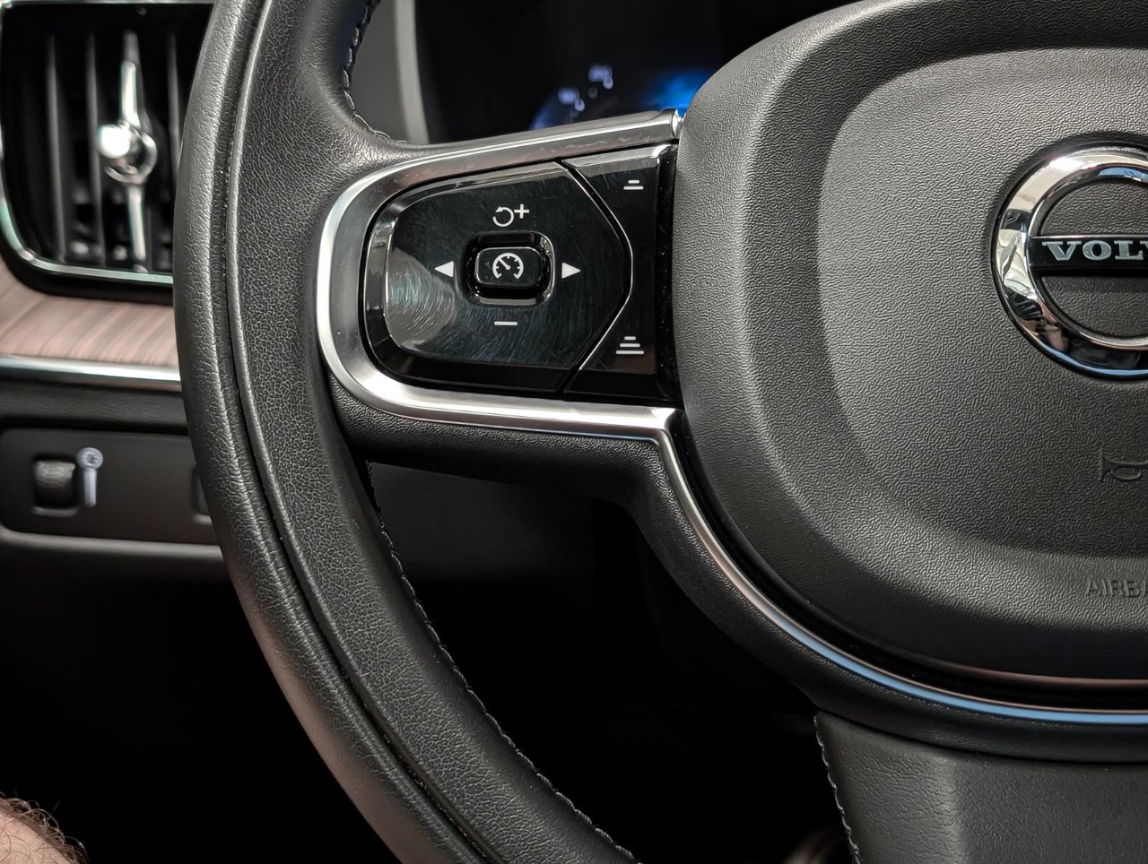 2022 Volvo XC60 B5 AWD Momentum-18