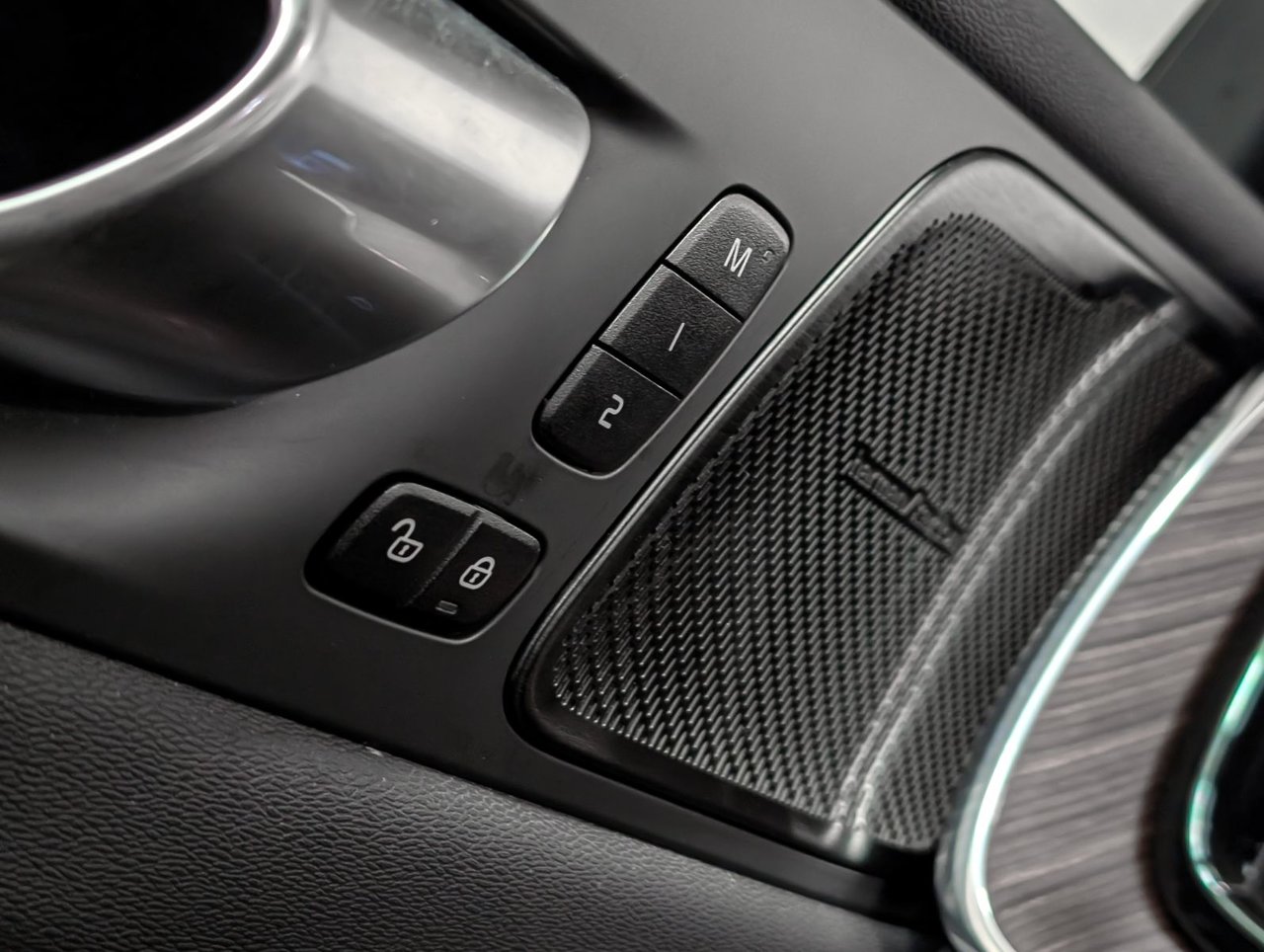 2023 Volvo XC60 B6 AWD Plus - Bright-21