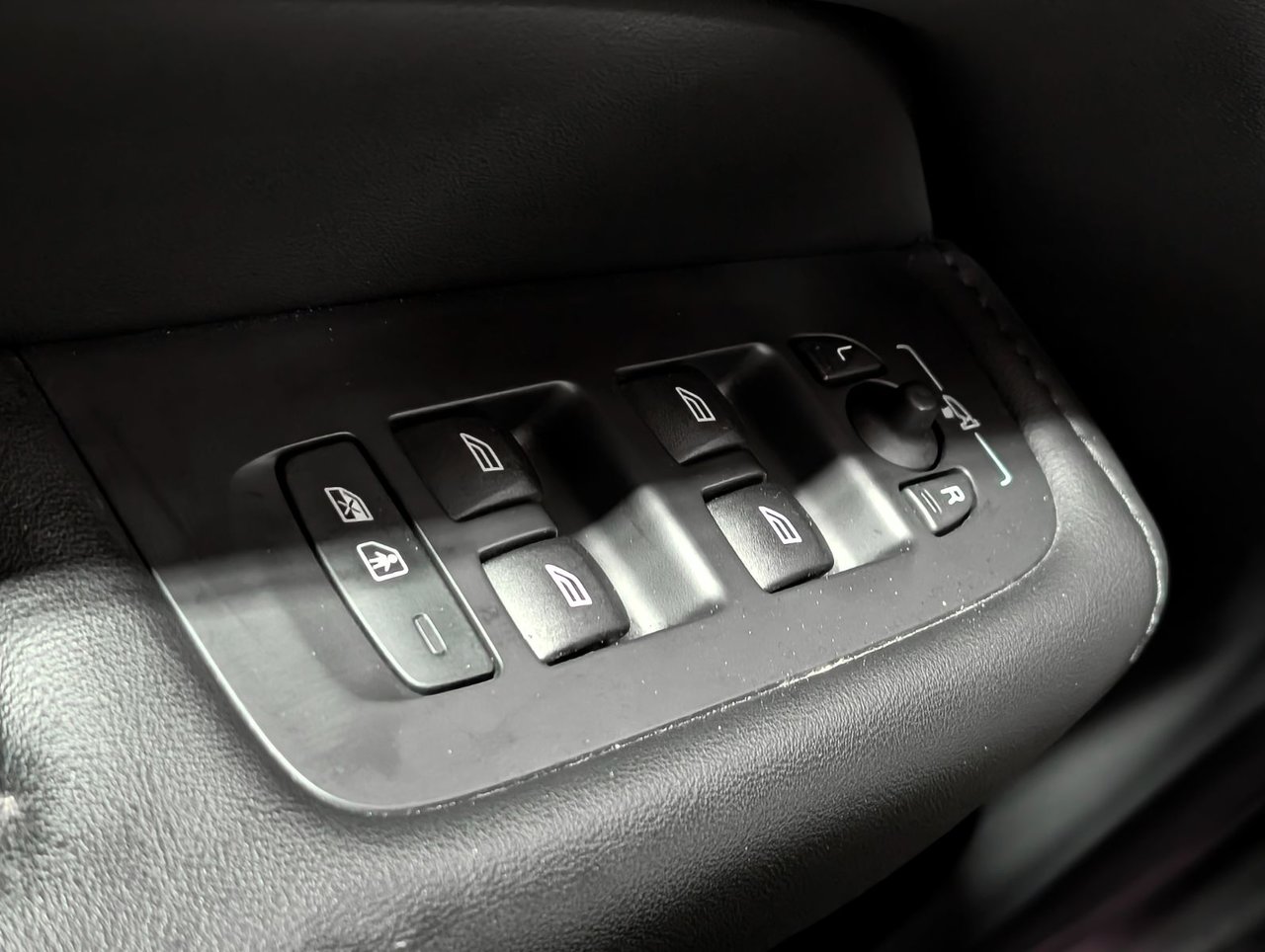 2023 Volvo XC60 B6 AWD Plus - Bright-20