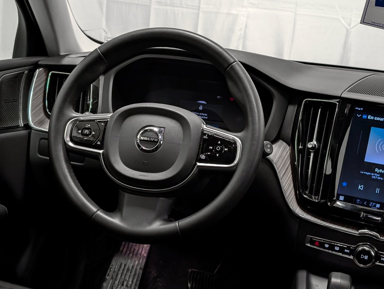 2023 Volvo XC60 B6 AWD Plus - Bright-12