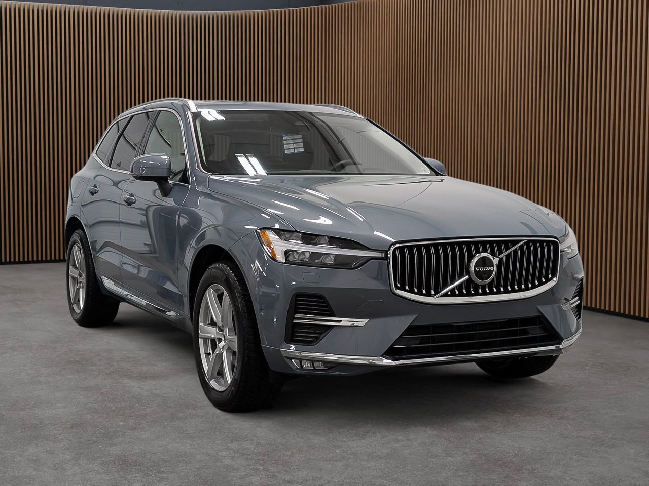 2023 Volvo XC60 B6 AWD Plus - Bright-2