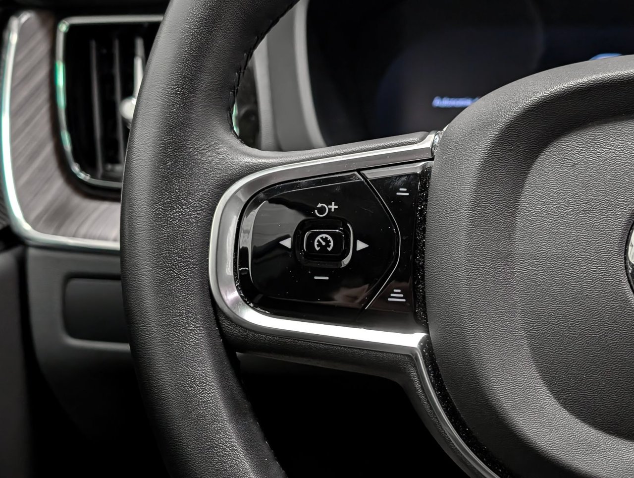 2023 Volvo XC60 B6 AWD Plus - Bright-19