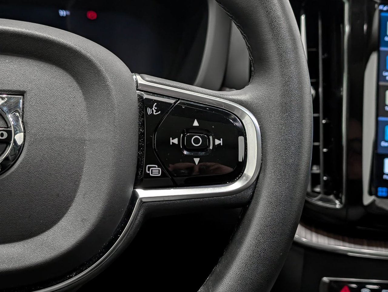 2023 Volvo XC60 B6 AWD Plus - Bright-18