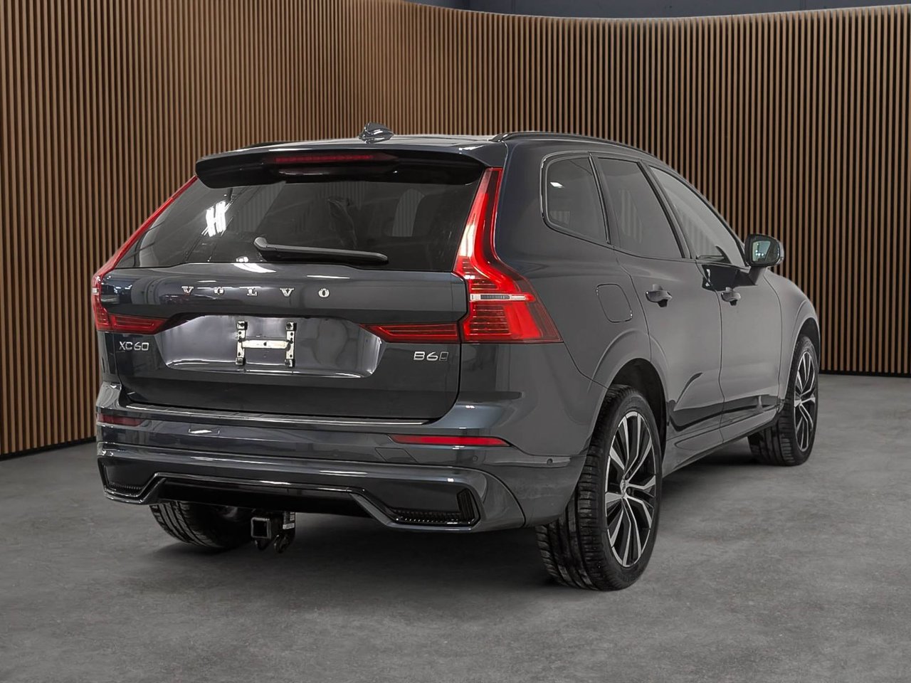 2023 Volvo XC60 B6 AWD Plus - Dark-6