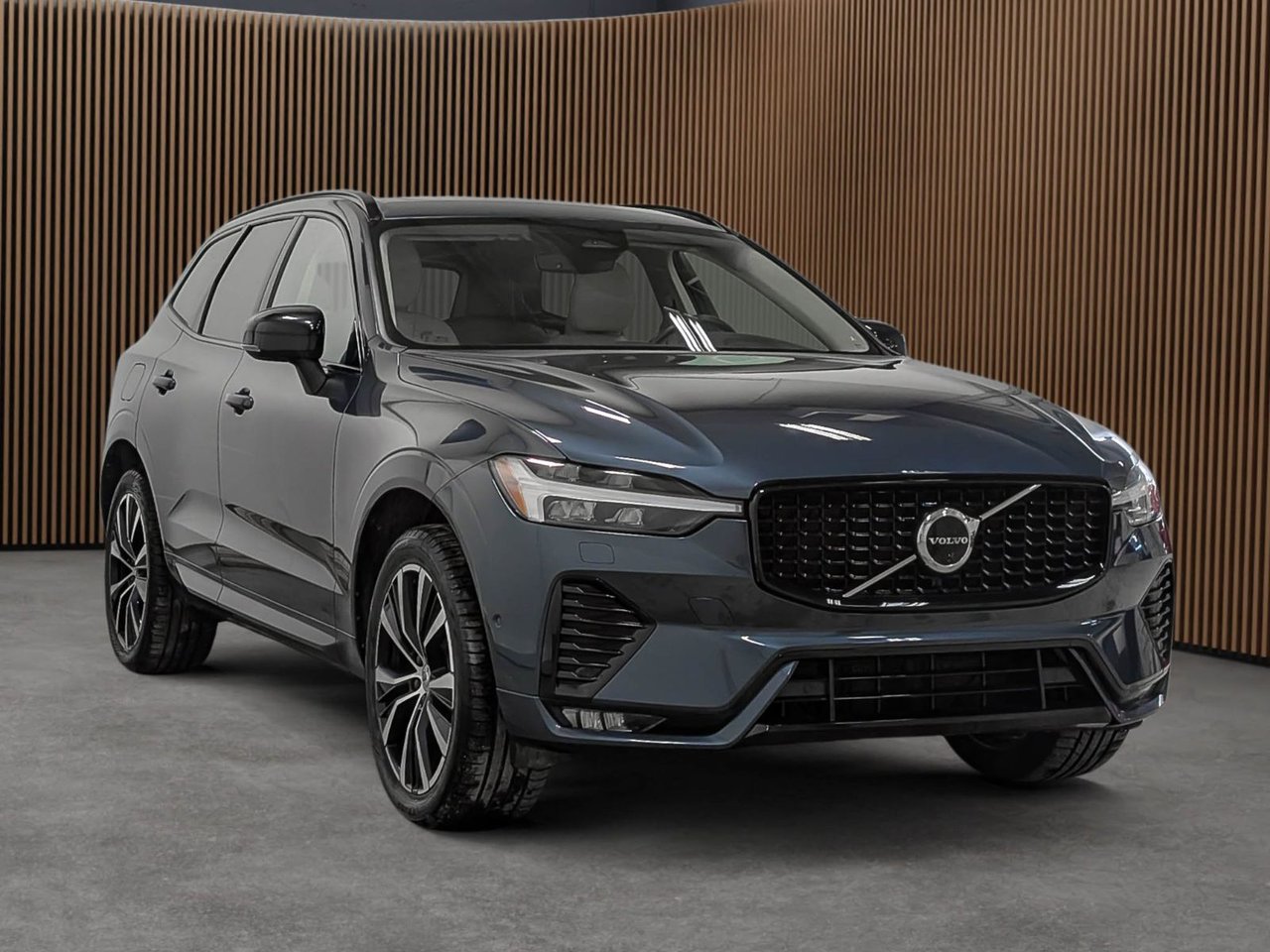 2023 Volvo XC60 B6 AWD Plus - Dark-3