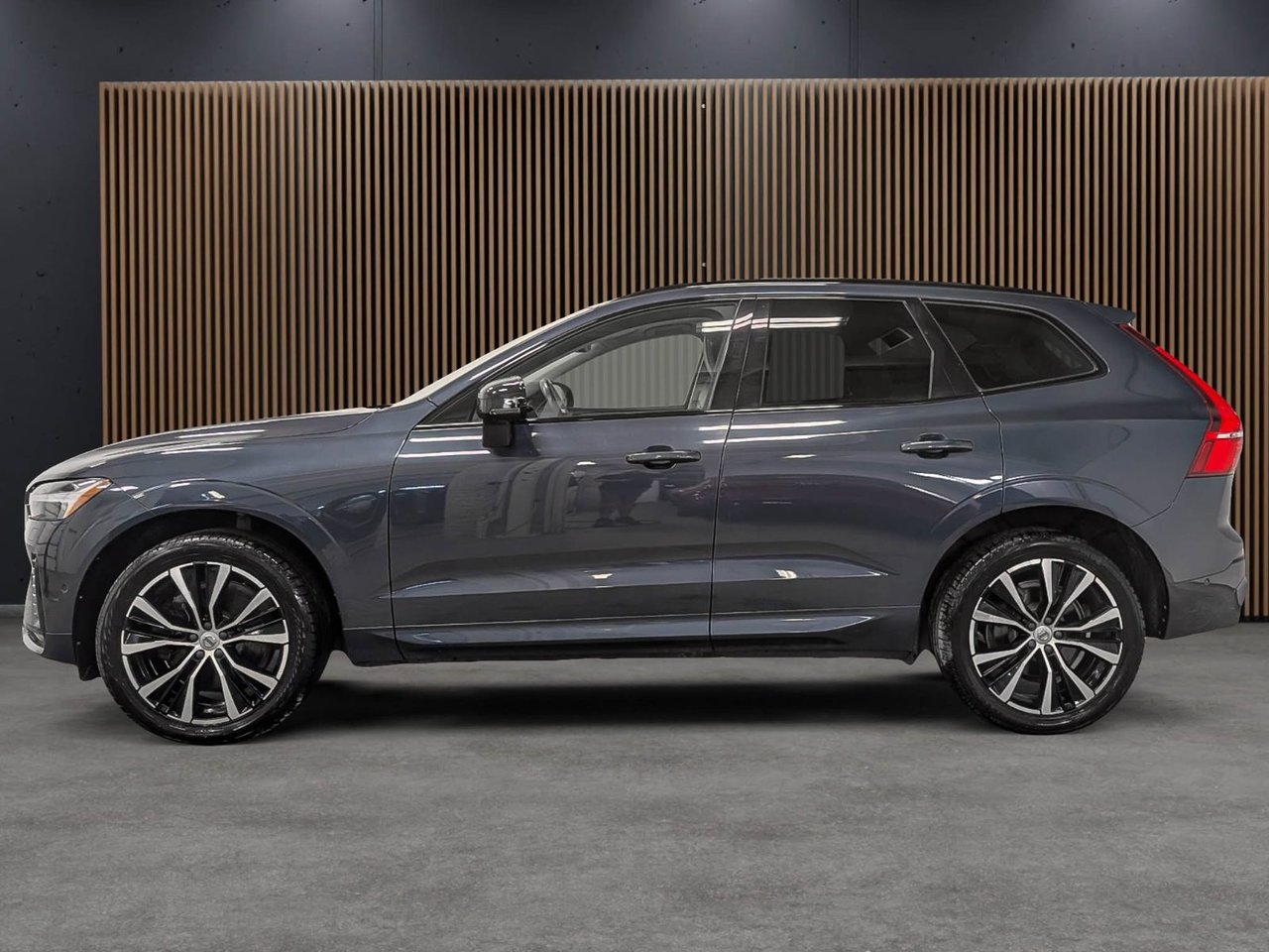 2023 Volvo XC60 B6 AWD Plus - Dark-1