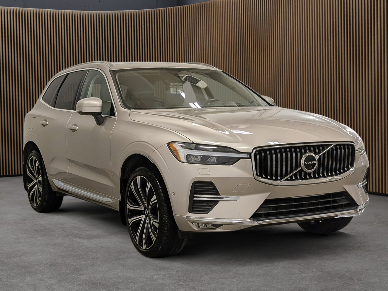 2023 Volvo XC60 B6 AWD Ultimate - Bright-3