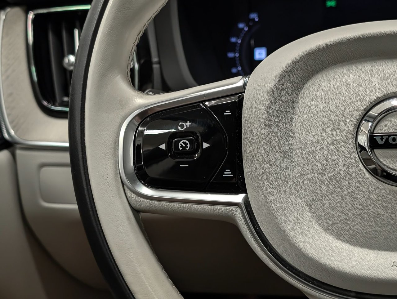 2023 Volvo XC60 B6 AWD Ultimate - Bright-15