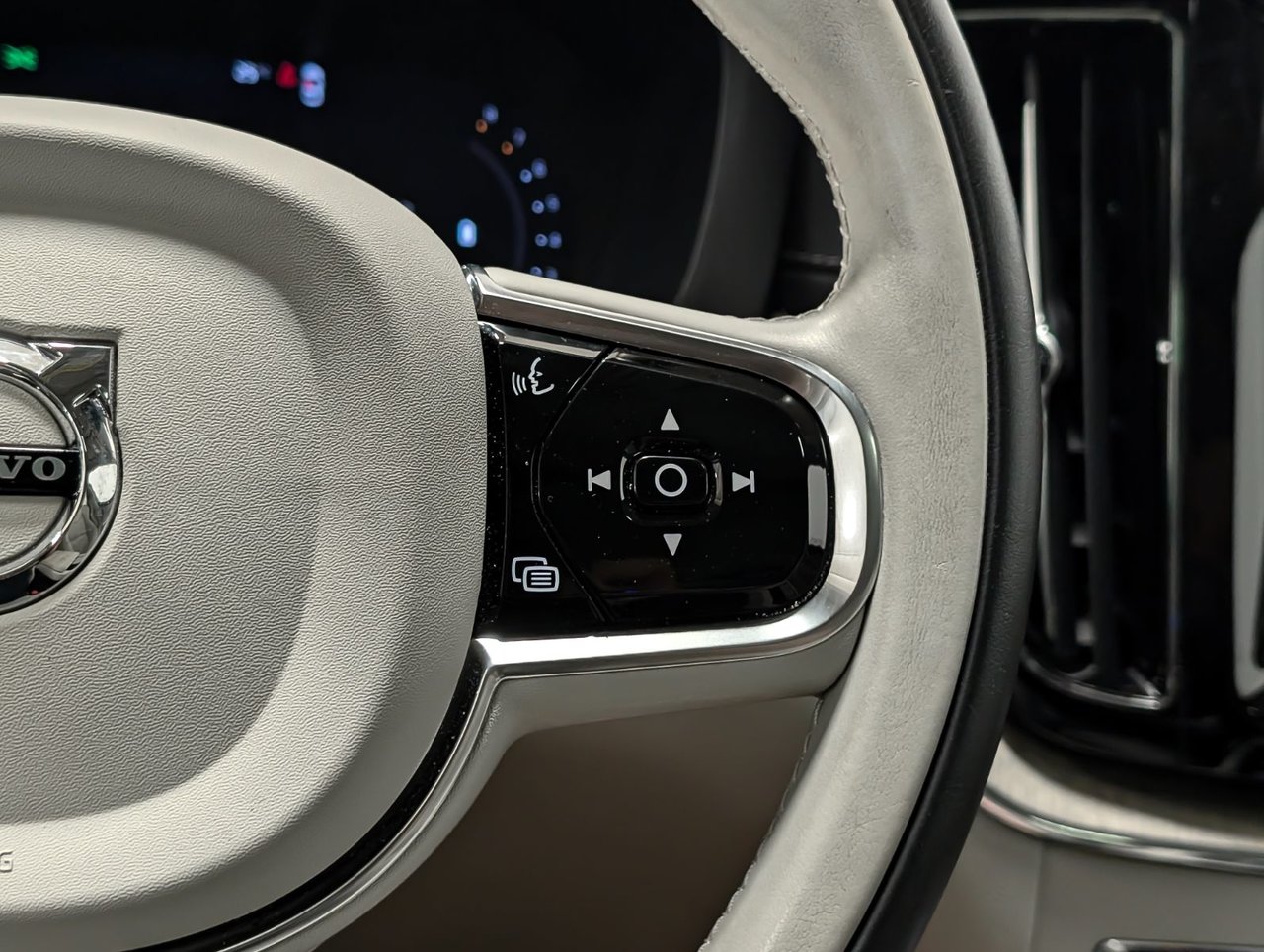 2023 Volvo XC60 B6 AWD Ultimate - Bright-14