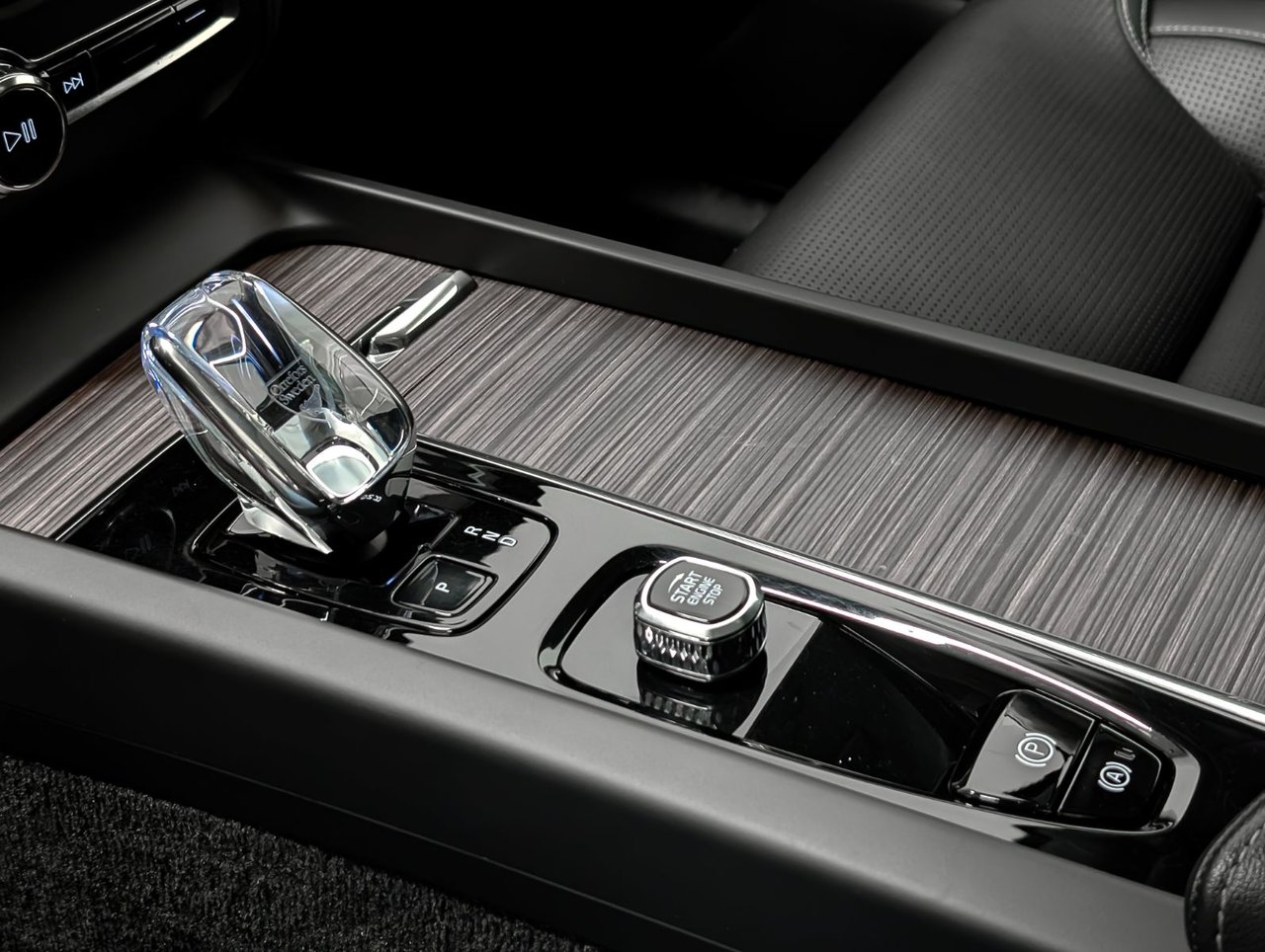 2023 Volvo XC60 B6 AWD Ultimate - Dark-17